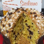 immagine raffigurante un panettone al cioccolato tagliato