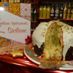 immagine raffigurante un panettone al pistacchio tagliato
